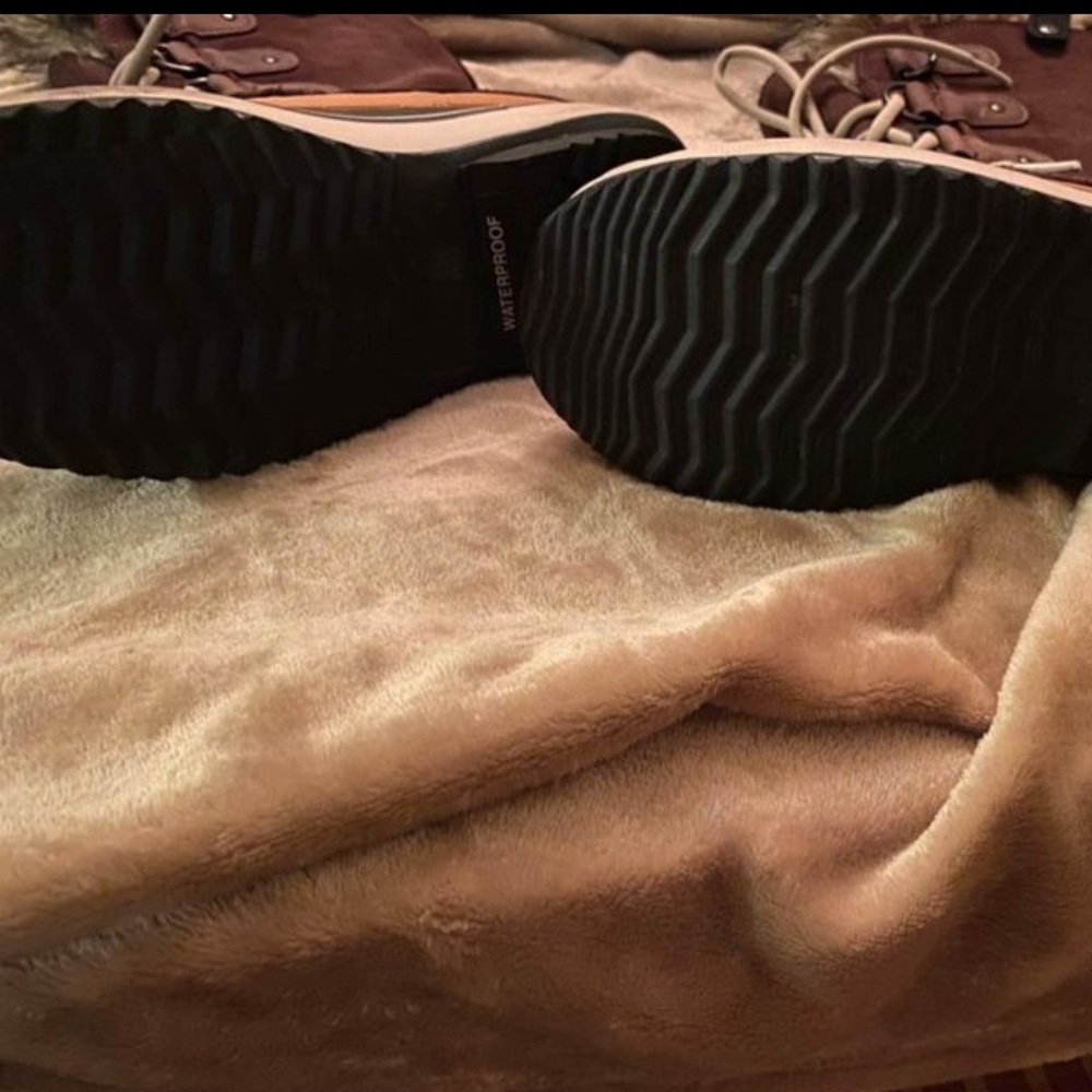 Like brand new Sorel boots - worn for a few hours 1 day. Size 7.